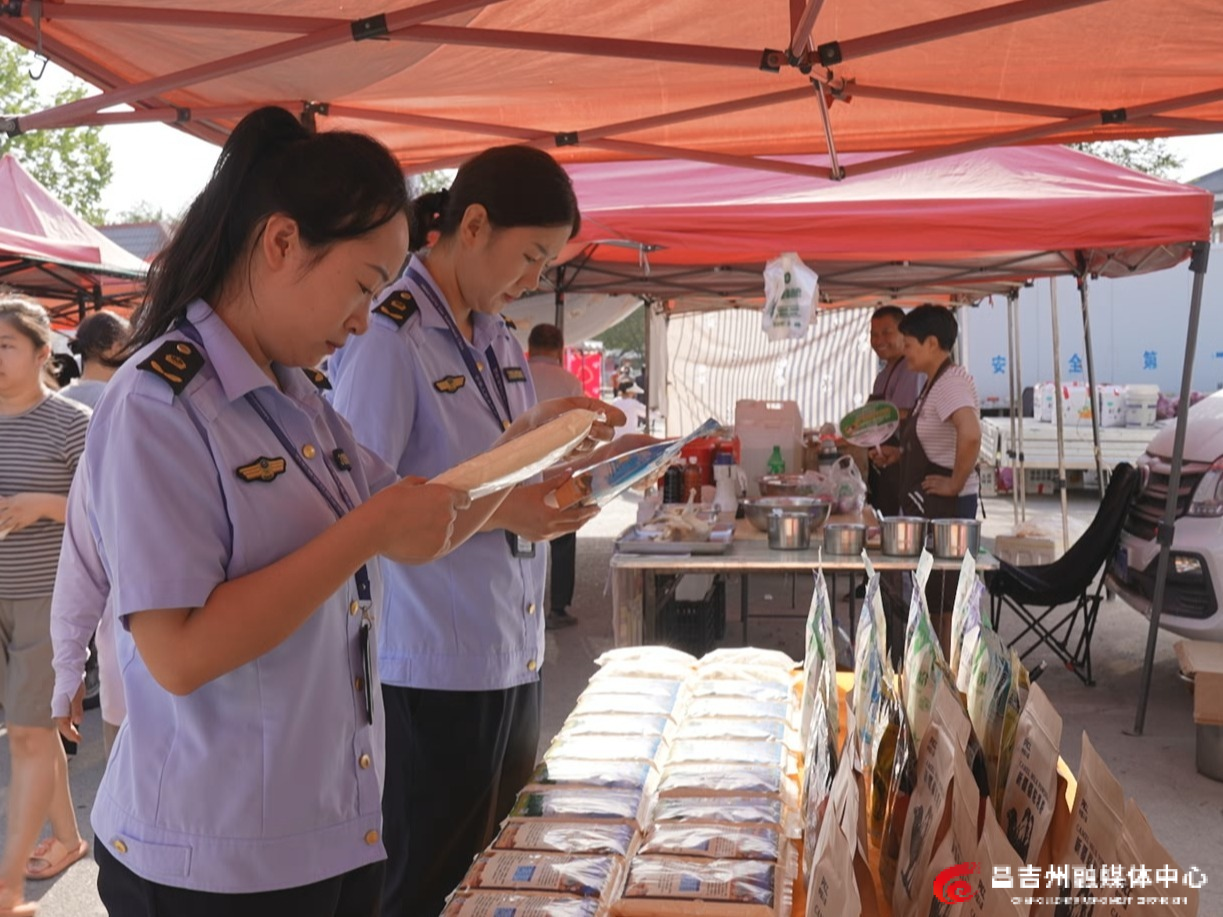 7月30日，玛纳斯县市场监督管理局城镇市场监督管理所工作人员对集市商品进行检查。 谷雅萍 摄.jpg