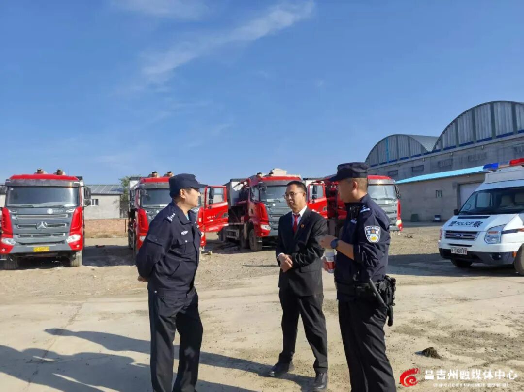 两地执行干警密切配合、分工协作.jpg
