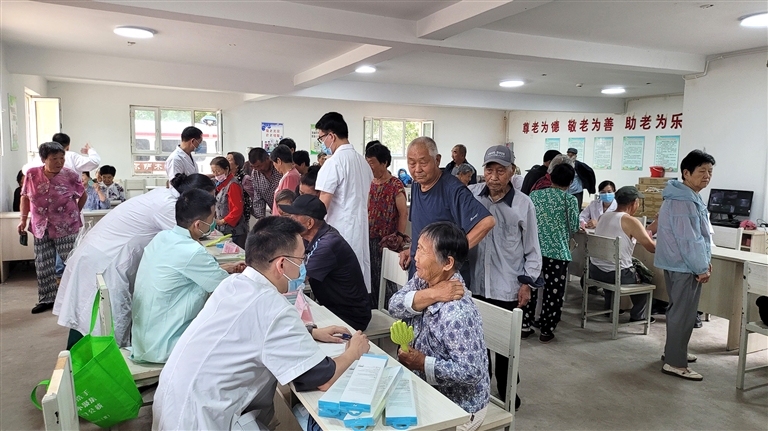 厦门市海沧区卫生健康局组织医疗专家在老台乡互助院开展义诊活动