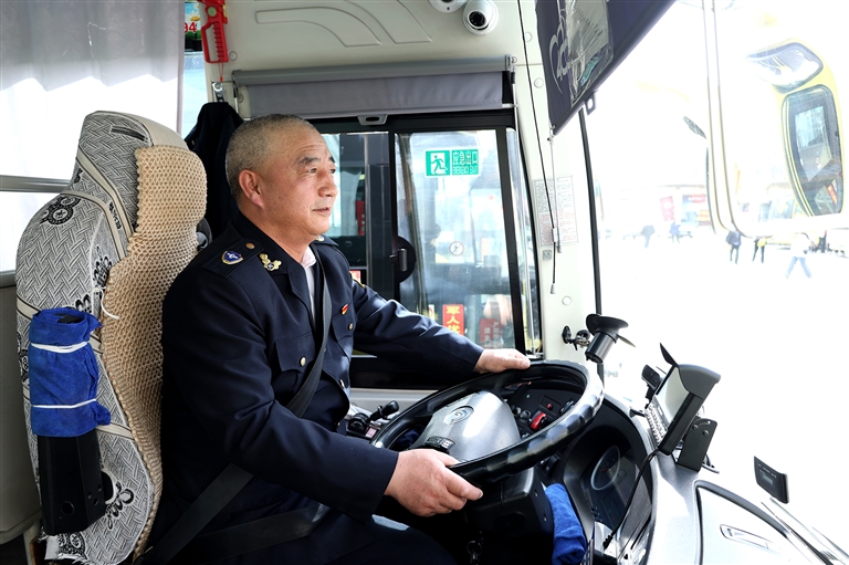 昌吉好人|公交车驾驶员潘小军：“能在喜欢的岗位上工作，我感觉很充实且乐在其中”