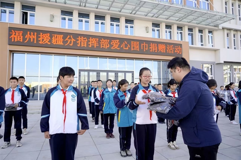 福州市为奇台县捐赠千条爱心围巾