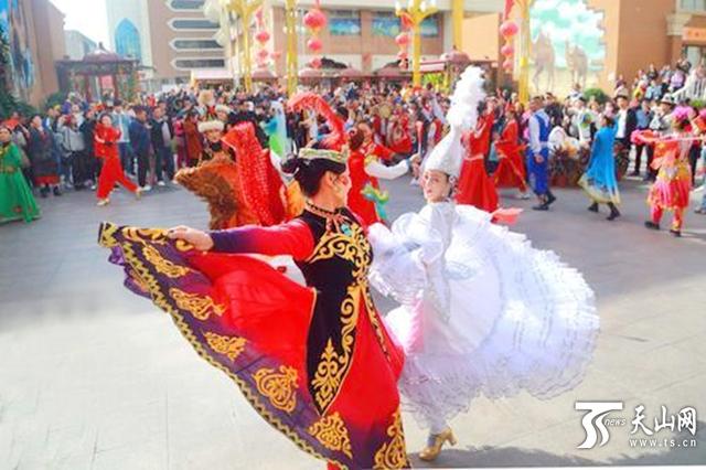 在新疆国际大巴扎景区内,来自各地的游客翩翩起舞.