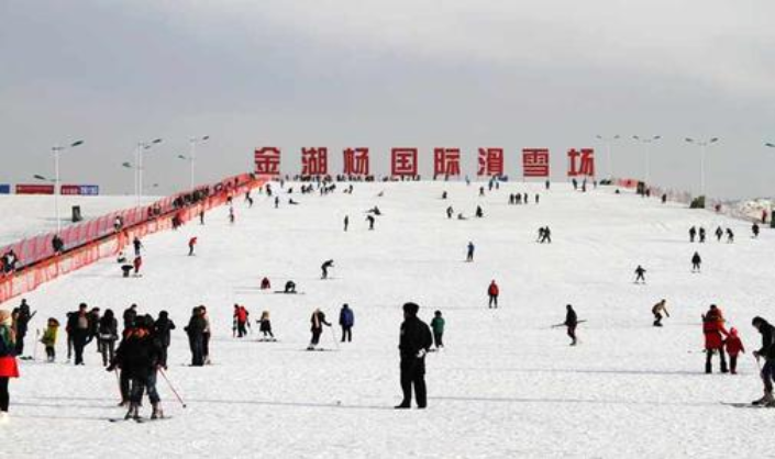 位于和田地区和田县郎如乡普夏村的昆仑山七星雪滑雪场,让游客