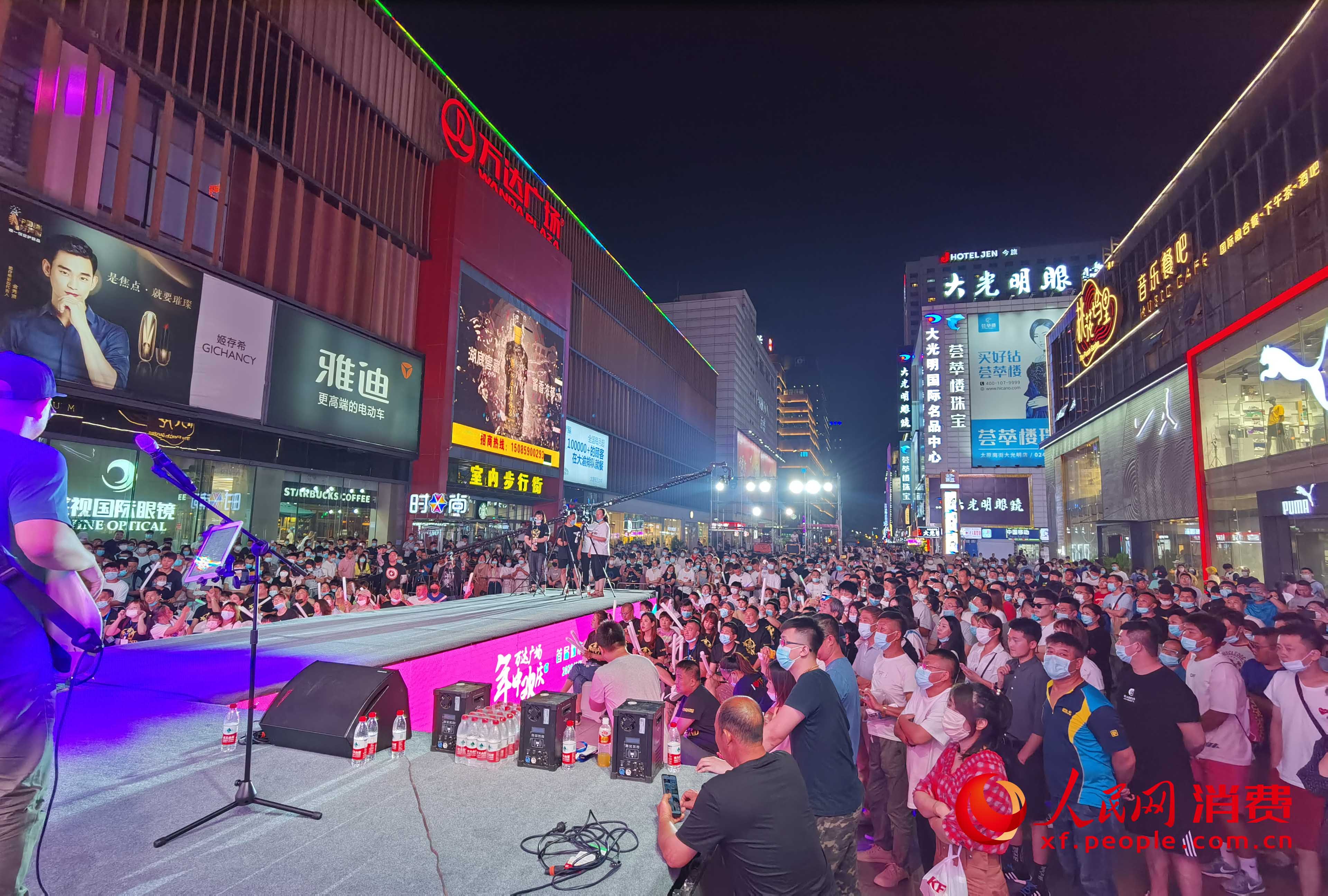 6月21日,人们参加辽宁沈阳万达广场年中大促活动.