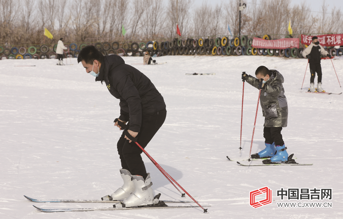 冰雪季,雨磐雪谷滑雪场迎客忙 - 中国昌吉网