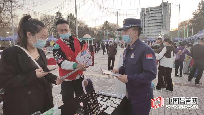 在夜市入口处的一处空地,消防宣传员也摆起了"摊位,组织现场群众体验