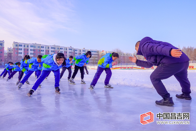 昌吉市第七小学校园冰滑队队员进行滑冰训练