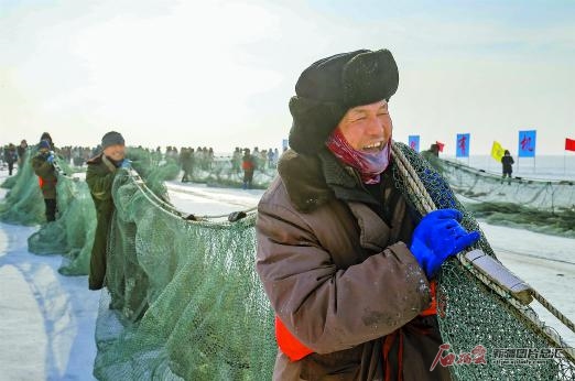 乌伦古湖博斯腾湖同日举行冬捕节冰湖腾鱼