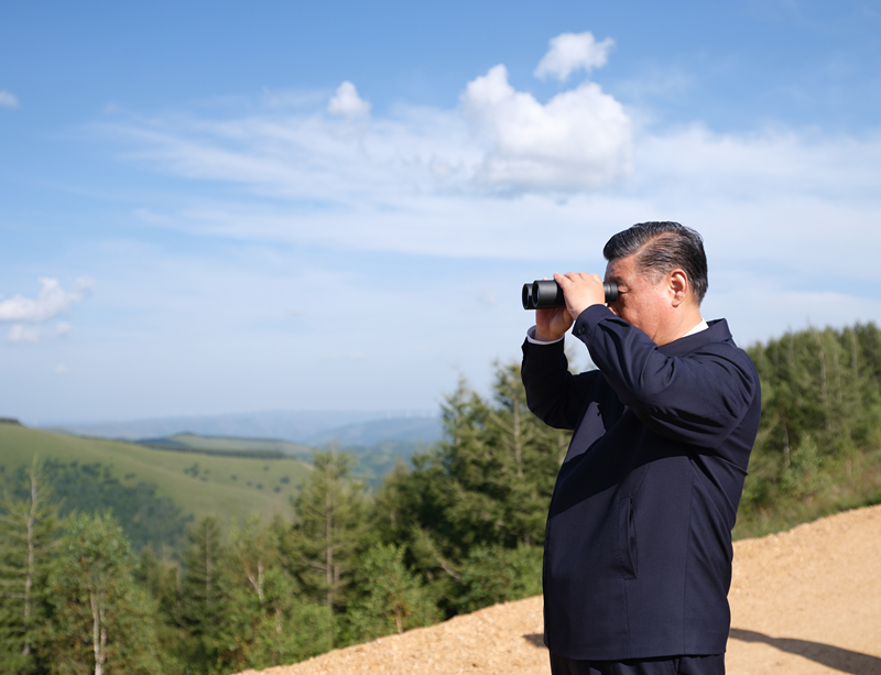 2021年8月23日，习近平总书记在河北省承德市塞罕坝机械林场月亮山考察。