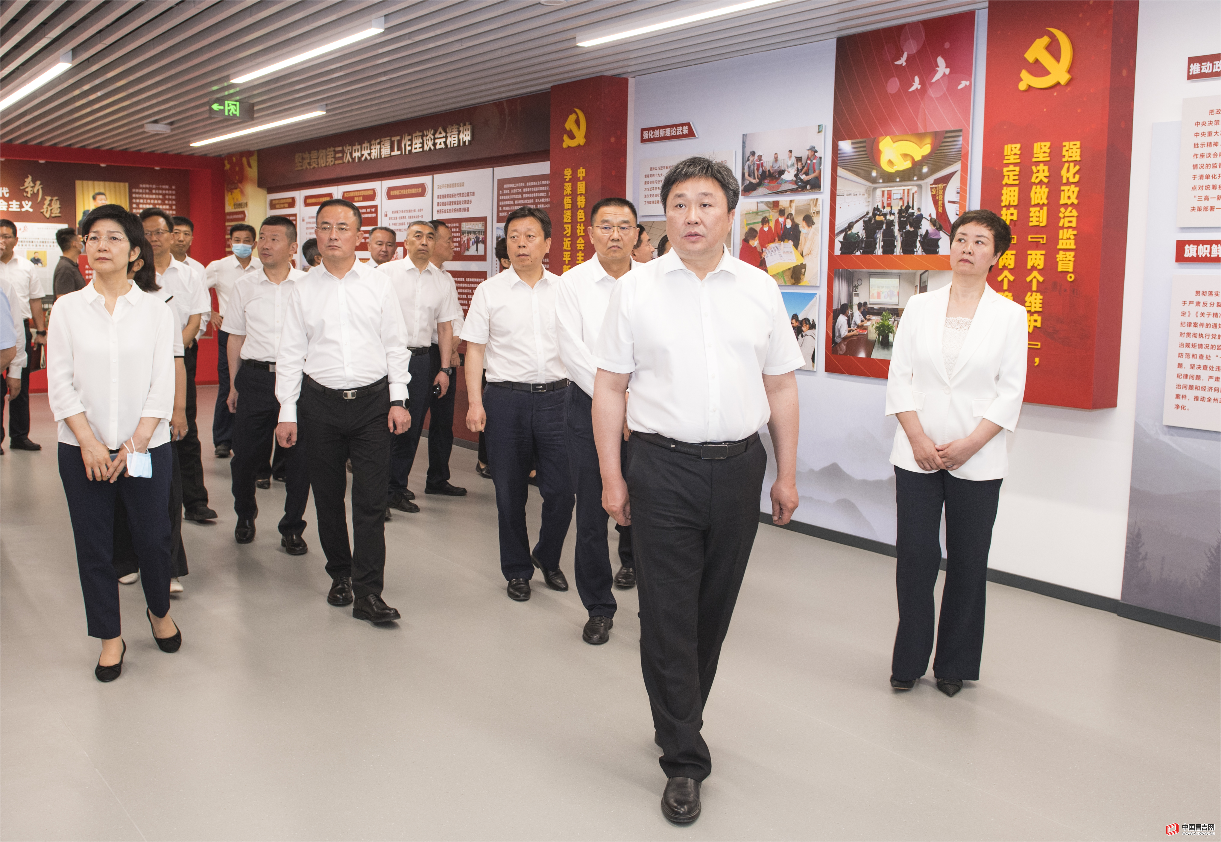 四套班子领导参观警示教育中心(828153)-20230619115358.png