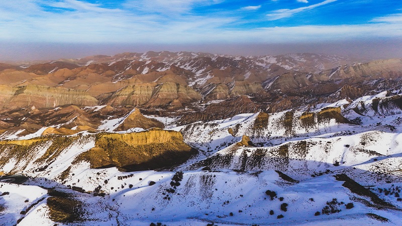 白雪皑皑映丹霞 山峦叠嶂景如画